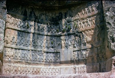 Rilievo rupestre raffigurante il re sassanide Shapur I (241-72) la cavalleria persiana e i tributari, 3° secolo da Unbekannt