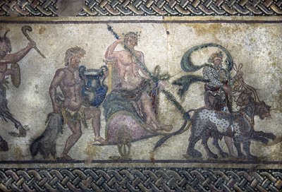 Arte romana: il trionfo di Dioniso (Bacco). Il dio è salito su un carro al centro. Indossa una corona di alloro e tiene un tirso (lancia circondata da edera con una pigna alla fine). Due pantere avanzano davanti a lui. Dietro il carro, un da Unbekannt