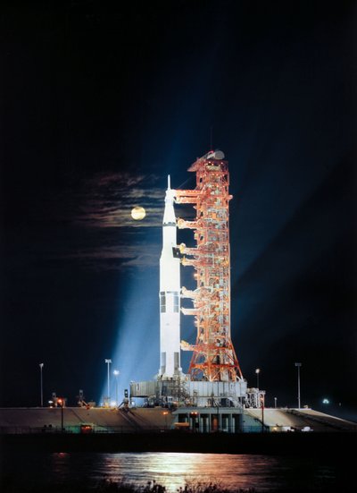 I fari illuminano questa scena notturna alla Piattaforma A, Complesso di Lancio 39, Kennedy Space Center, Florida, mostrando il veicolo spaziale Apollo 17 durante i preparativi per il lancio da Unbekannt
