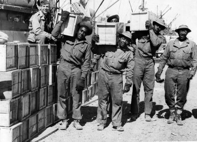 Seconda Guerra Mondiale: Medio Oriente, aprile 1943: In un porto, membri di un battaglione portuale dell