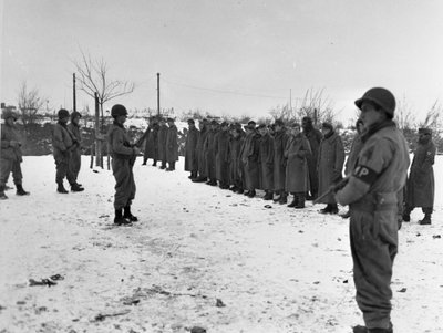 Seconda Guerra Mondiale: Vicino a Bastogne, Belgio, 28 dicembre 1944: Soldati tedeschi catturati dalla 6ª Divisione Corazzata degli Stati Uniti da Unbekannt