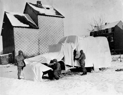 Seconda Guerra Mondiale: Vicino a Bastogne, Belgio, fine dicembre 1944: Questi soldati americani usano lenzuola bianche per nascondere un camion agli occhi del nemico da Unbekannt