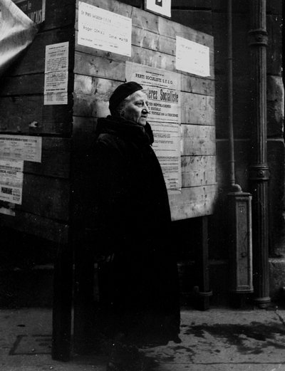 Seconda Guerra Mondiale (1939-1945): Parigi (Francia) 29 aprile 1945: Una donna parigina davanti ai pannelli elettorali durante le elezioni comunali. Per decisione del CFLN del 21 aprile 1944, le donne francesi potevano votare per la prima volta da Unbekannt
