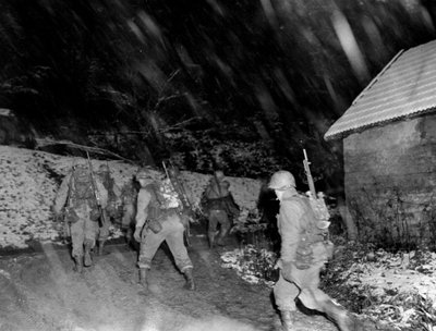 Seconda Guerra Mondiale: Regione di Langefosse, Vosgi, novembre 1944: Fanti del 142º Reggimento di Fanteria della 36ª Divisione di Fanteria della 7ª Armata degli Stati Uniti tornano dalle linee sotto una tempesta di neve da Unbekannt