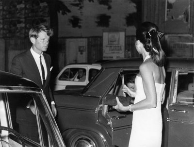 Senatore Robert Kennedy con sua moglie. Via Veneto. Roma. 1966 da Unbekannt