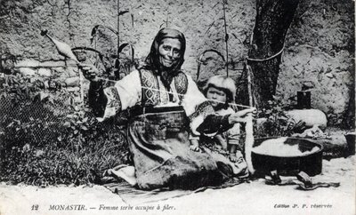 Serbia, Monastir: donna serba impegnata a correre, Monastir è ora chiamata Bitola e si trova in Macedonia - Cartolina 1914-1918 da William M. Timlin