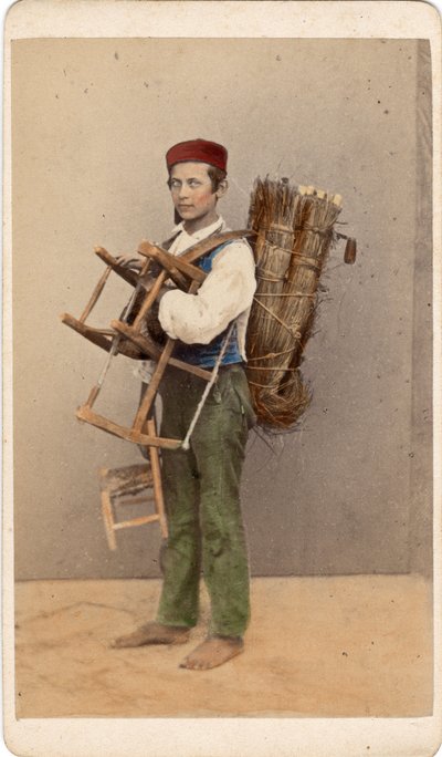 Piccoli mestieri: ritratto di un giovane riparatore di sedie, Venezia. Stampa del XIX secolo su cartone Dim. 10,5x6 cm da Unbekannt