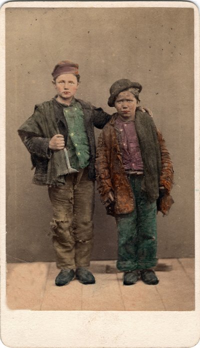 Piccoli mestieri: ritratto di due poveri ragazzini, con stracci, Venezia. XIX secolo Stampa su cartone Dim. 10,6x6,4 cm da Unbekannt