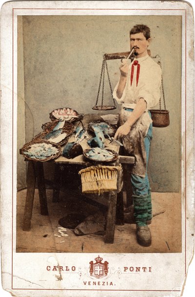 Piccoli mestieri: ritratto di un pescivendolo vicino al suo banco di pesce, Venezia. Stampa del XIX secolo su cartone Dim. 11x16,5 cm da Unbekannt