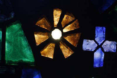 Vetrata nella chiesa di Notre-Dame de Consolation, Hyeres, Francia da Unbekannt