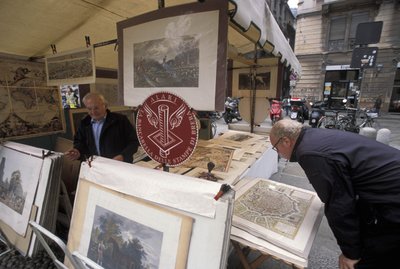 Bancarella che vende stampe, Piazza del Carmine, Milano, Lombardia, Italia da Unbekannt