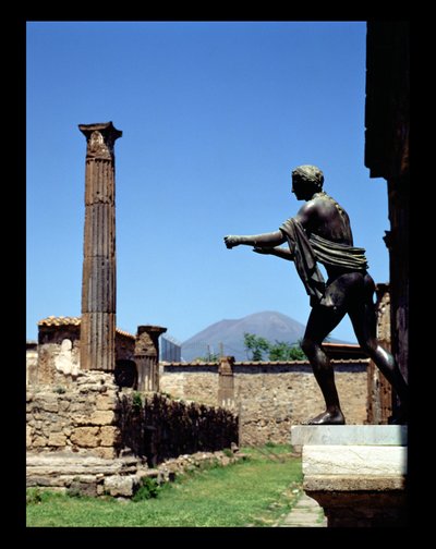 Statua di Apollo, dal Tempio di Apollo, con il Vesuvio sullo sfondo (foto) da Unbekannt