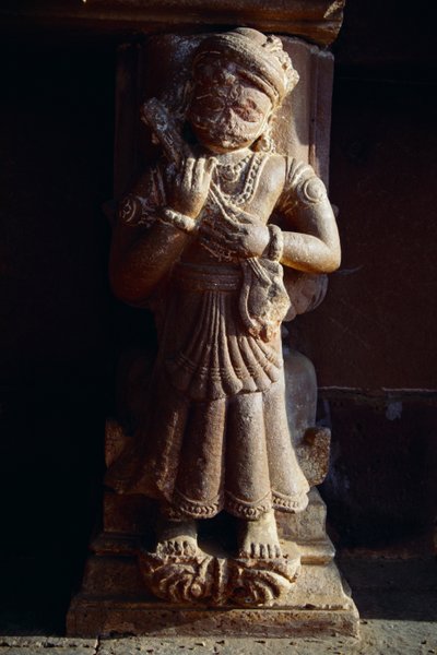 Statua in pietra del XVIII secolo che suona Ravanhathd o Veena da Unbekannter Künstler
