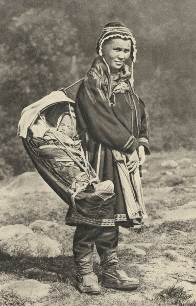 Svezia. Donna lappone che porta il suo bambino in una culla di pelle di renna. 1920 da Unbekannt