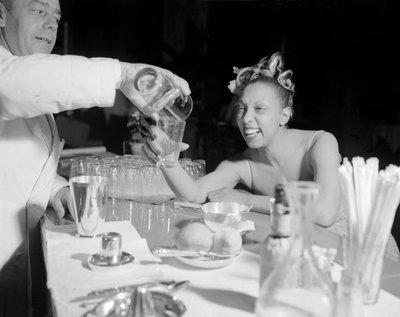 La cantante pop e ballerina Josephine Baker al Festival Internazionale del Cinema di Venezia Lido - 1948 da Unbekannt