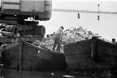 La Sacca San Biagio in Giudecca (Venezia): isola della laguna dove si accumulano le discariche di Venezia, abitanti. 1965 da Unbekannt