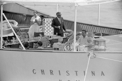 Il costruttore navale Aristotele Onassis e lo statista Winston Churchill con sua moglie sullo yacht 