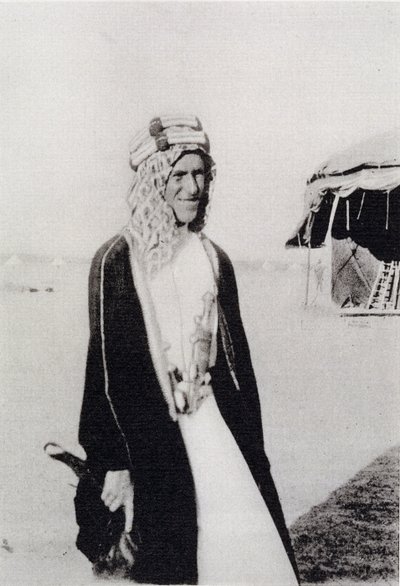 T. E. Lawrence in abiti arabi da Unbekannt