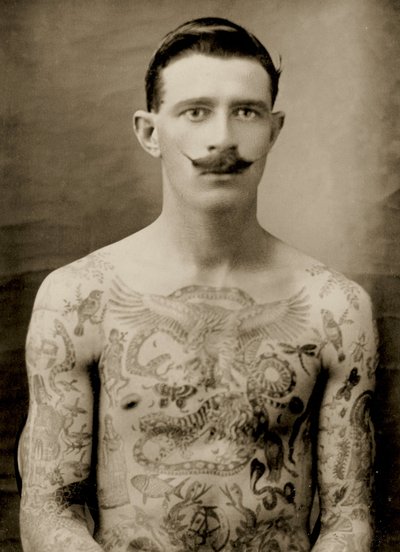 Marinaio britannico tatuato durante la Grande Guerra del 1914-18 (vista frontale) da Unbekannter Künstler