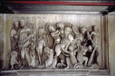 La Facciata Posteriore, dettaglio della decorazione a rilievo antico (alcuni pezzi dall