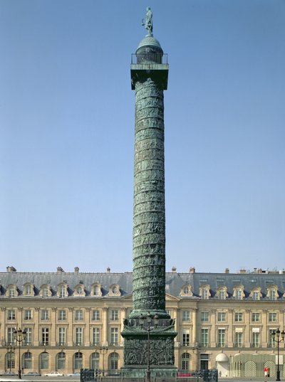 La Colonna Vendôme, con bassorilievi che registrano le campagne napoleoniche del 1805-06, sormontata dalla figura di Napoleone che tiene una Vittoria alata da Unbekannt