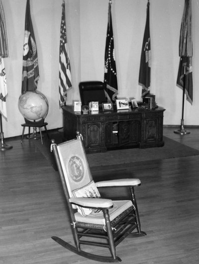 La famosa sedia a dondolo del presidente John Fitzgerald Kennedy, la sua scrivania e altri cimeli in mostra. Milano. 1965 da Unbekannt