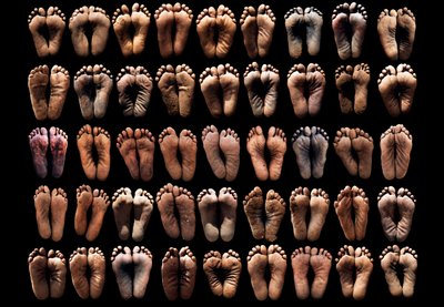 I piedi che hanno camminato verso la libertà, piedi di donne che avevano camminato da conflitti, stupri e omicidi per arrivare in sicurezza, la serie di immagini è stata vista a livello globale come un promemoria del genocidio in Darfur, Sudan, Africa (fot da Unbekannter Künstler