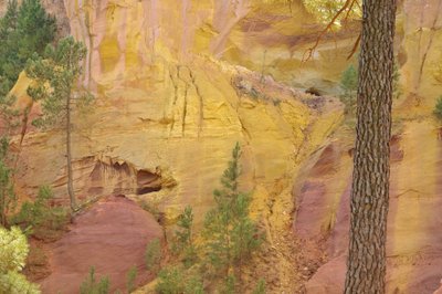 Il riposo delle cave di ocra a Roussillon. Si può vedere l