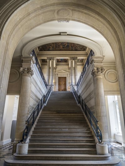 La scala, architetti Charles Lelong (1793-1861) ed Edouard Dubois (1795-1813), tra il 1840 e il 1846. Sul soffitto, la Francia che attacca i suoi archivi all