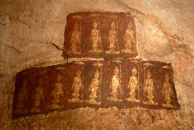 Buddhismo Theravada; antica pittura murale; Buddha Shakyamuni in piedi; Mudra; Varada; gesto di concessione dei desideri; grotta di Tham Pa; a Nong Thang; provincia di Xieng Khouang; Laos; Sud-est asiatico; Asia da Unbekannter Künstler