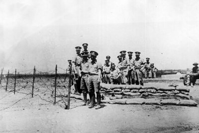Tientsin (Tianjin), Cina, novembre 1924: soldati britannici in un posto fuori dalle concessioni internazionali prima della cattura della città da parte delle truppe del Signore della Guerra cinese Feng Yuxiang - Tientsin (Tianjin), Cina, novembre 1924 da William M. Timlin