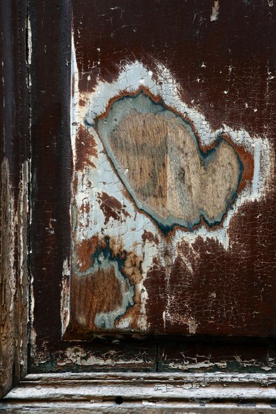 Segni del tempo. Arte astratta che mostra forme come testimoni del tempo che passa. Tracce su legno. Fotografia di Michel Lunardelli. da Unbekannt