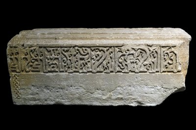 Segnalatore di tomba. Iran, Siraf, 527 H./1133. Pietra scolpita. Museo del Louvre da William M. Timlin