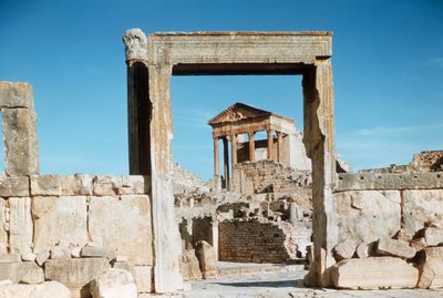 Tunisia, Dougga, rovine romane del Capitolium viste attraverso il portale Dar el Acheb da Benjamin Baud