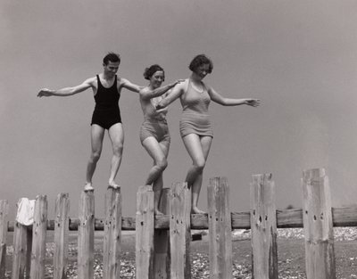 Due donne e un uomo che camminano lungo una diga, c 1930 da Unbekannt