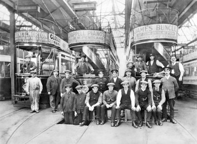 Regno Unito: Tram e equipaggi nel deposito tramviario su Oswald Road. Kircaldy, c1910 da Unbekannt