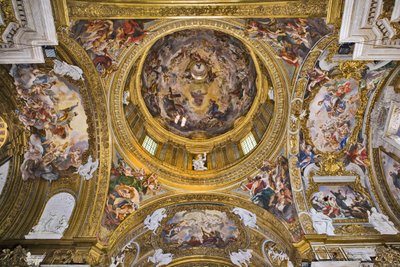Vista della cupola, i pennacchi, le volte del transetto e l