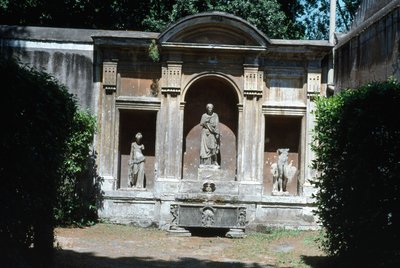 Veduta del giardino, dettaglio della fontana con sarcofago romano e statue da Unbekannt