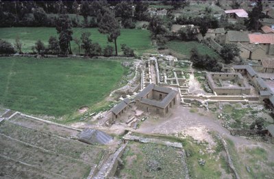 Vista del villaggio costruito su fondamenta tradizionali inca da Unbekannt