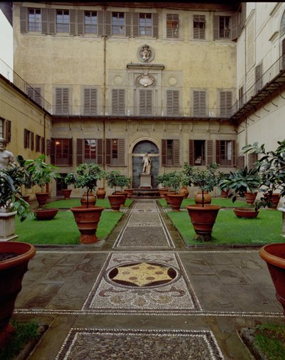 Vista del giardino murato con pavimento a mosaico decorato con lo stemma dei Medici da Unbekannt