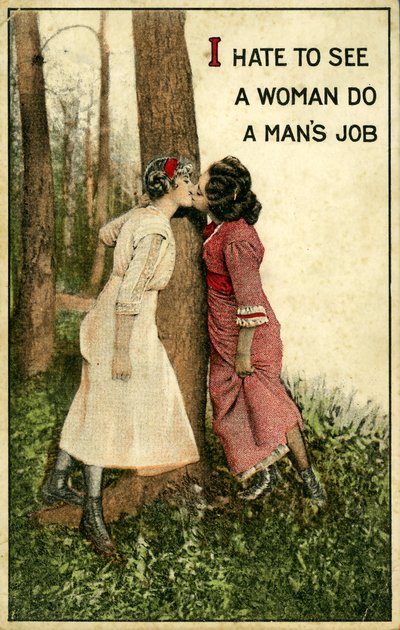 Cartolina vintage che mostra due donne che si baciano, "Odio vedere una donna fare il lavoro di un uomo" 1914 da Alec Hunter
