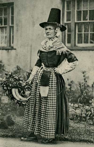 Galles. Una vecchia signora gallese maestosa, fedele al costume nazionale. 1920 da Unbekannt