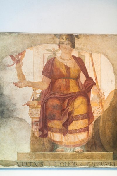 Affresco murale che raffigura una Venere seduta, integrata come Roma, detta Dea Barberini, primo quarto del IV secolo d.C. da Roma, Museo Nazionale Romano, Roma, Italia da Unbekannter Künstler