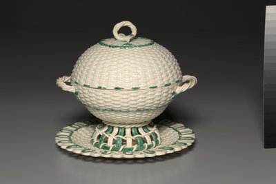 Cesto coperto di vimini su supporto, realizzato dalla fabbrica Wedgwood, c.1780-1840 da Unbekannt