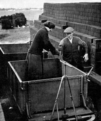 Donna fabbricante di mattoni durante la Prima Guerra Mondiale da Unbekannter Künstler