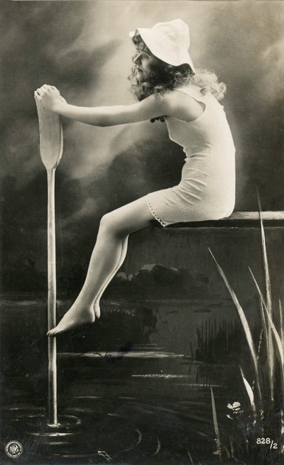 Donna in camicia da notte, c. primi del 1900 (cartolina) da Alec Hunter