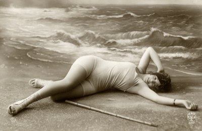 Donna in costume da bagno, c. primi 1900 (cartolina) da Alec Hunter