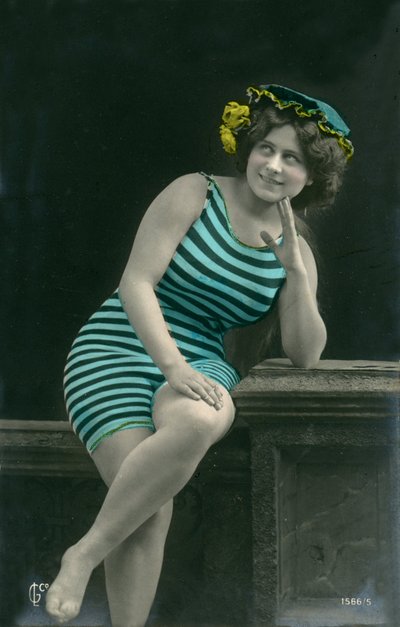 Donna in costume da bagno, c. primi del 1900 (cartolina) da Alec Hunter