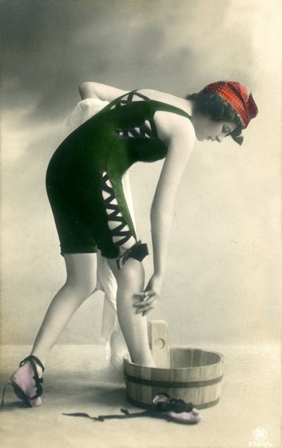Donna in costume da bagno, c. primi del 1900 (cartolina) da Alec Hunter