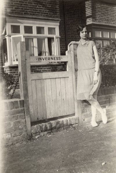 Donna fuori dal B&B di Inverness, Broadstairs, Kent, c. 1920 da Unbekannt